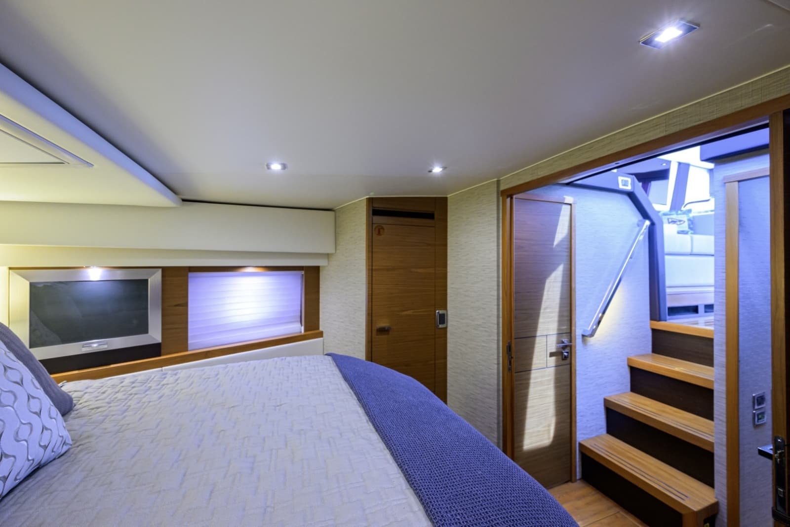 2017 Tiara Yachts 44 Flybridge - Photo 20