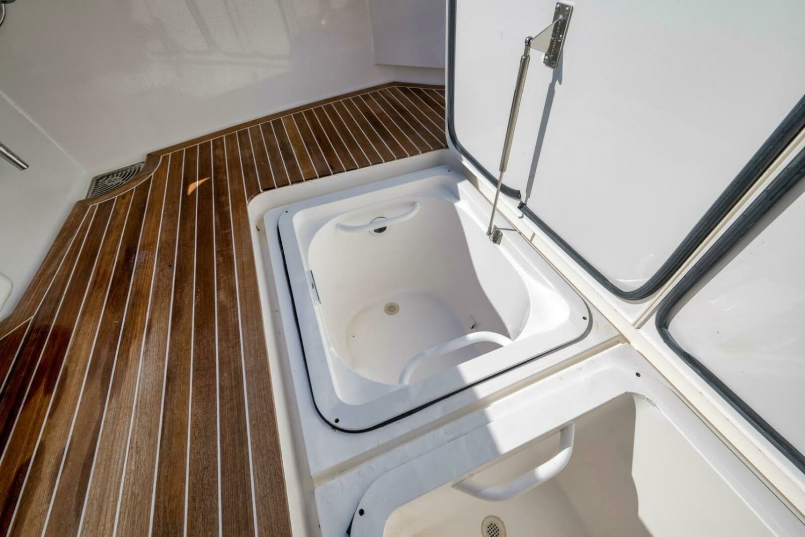 2011 Viking 76 Enclosed Bridge - Photo 89