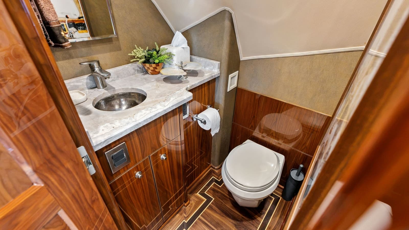 2017 Viking 80 Convertible - Photo 18