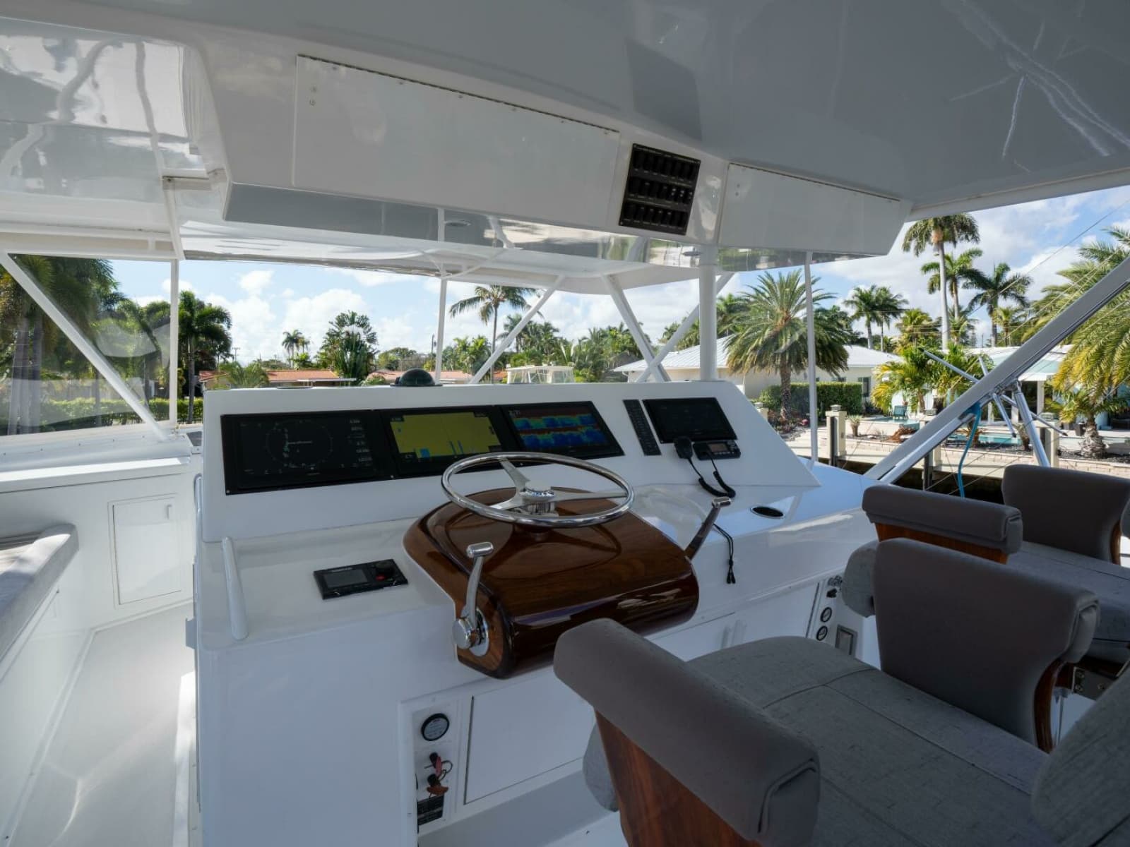 1998 Viking 58 Convertible - Photo 7