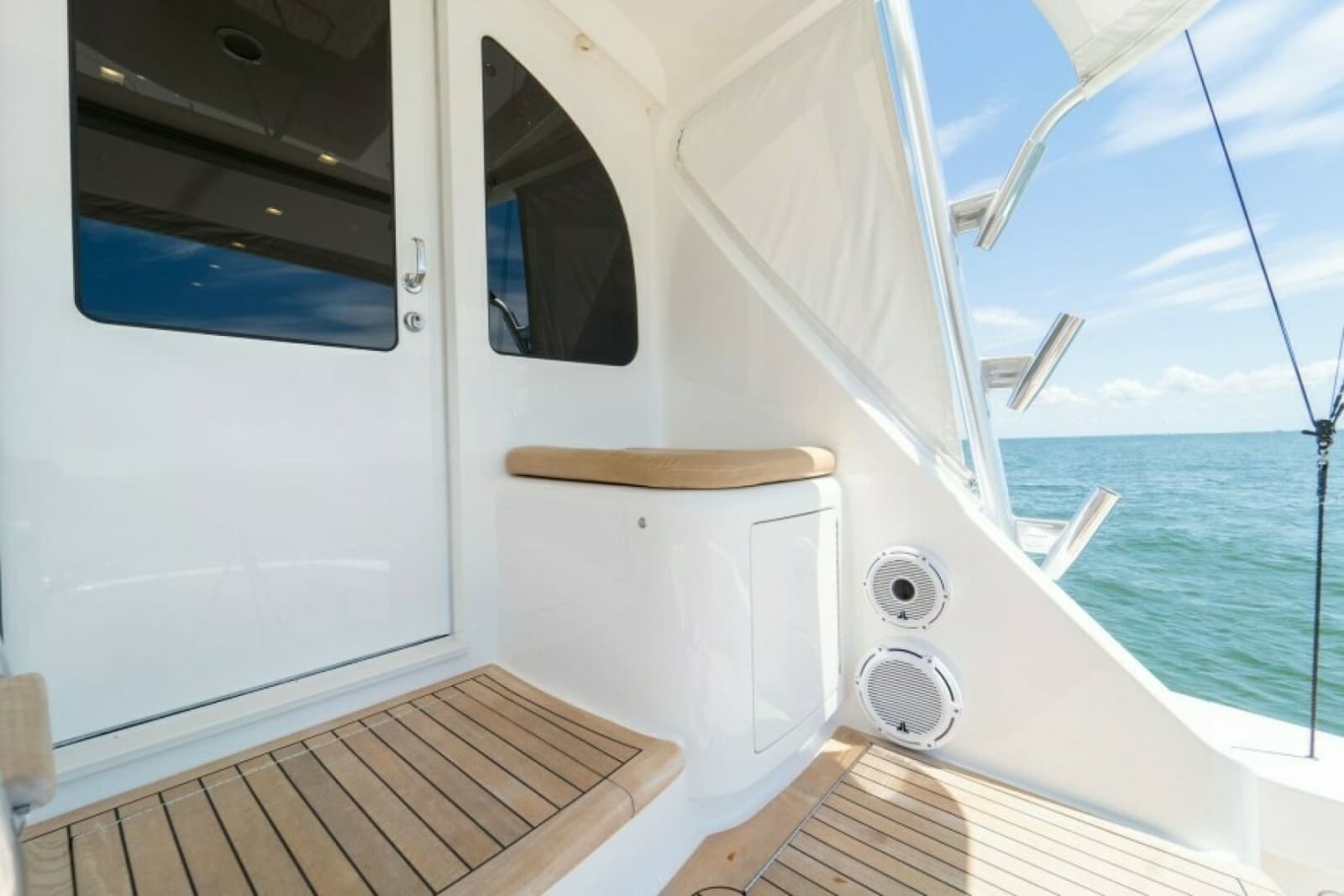 2018 Viking 72 Convertible - Photo 16