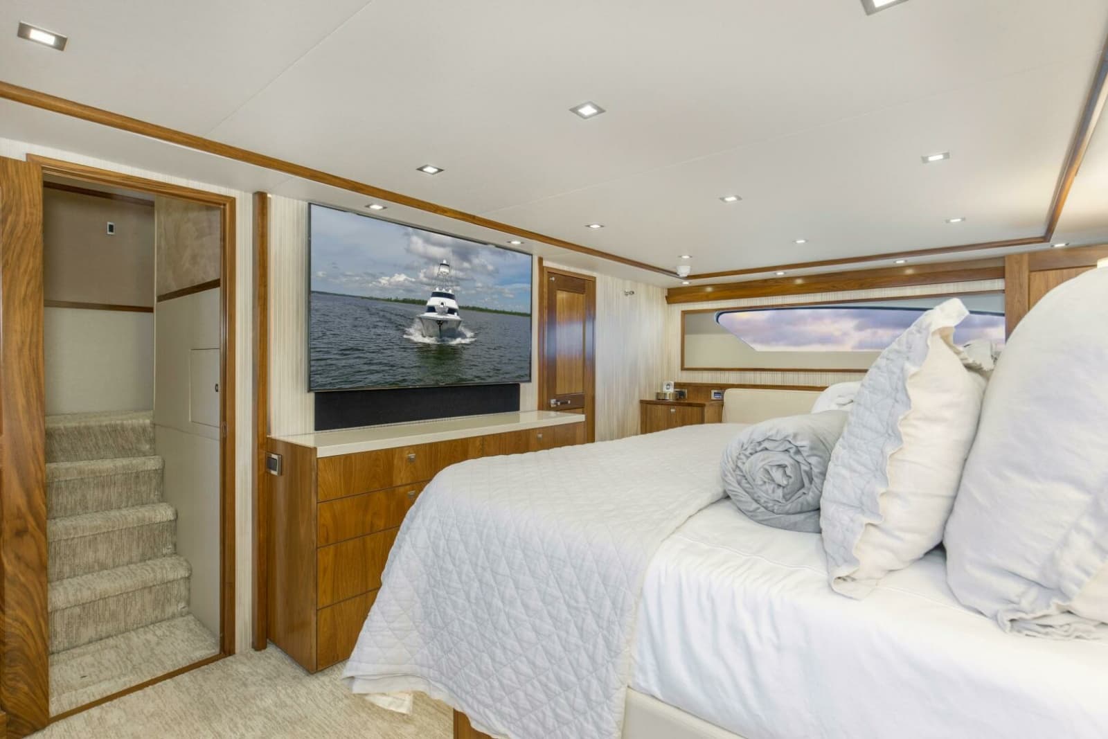 2016 Viking 92 Enclosed Bridge - Photo 25