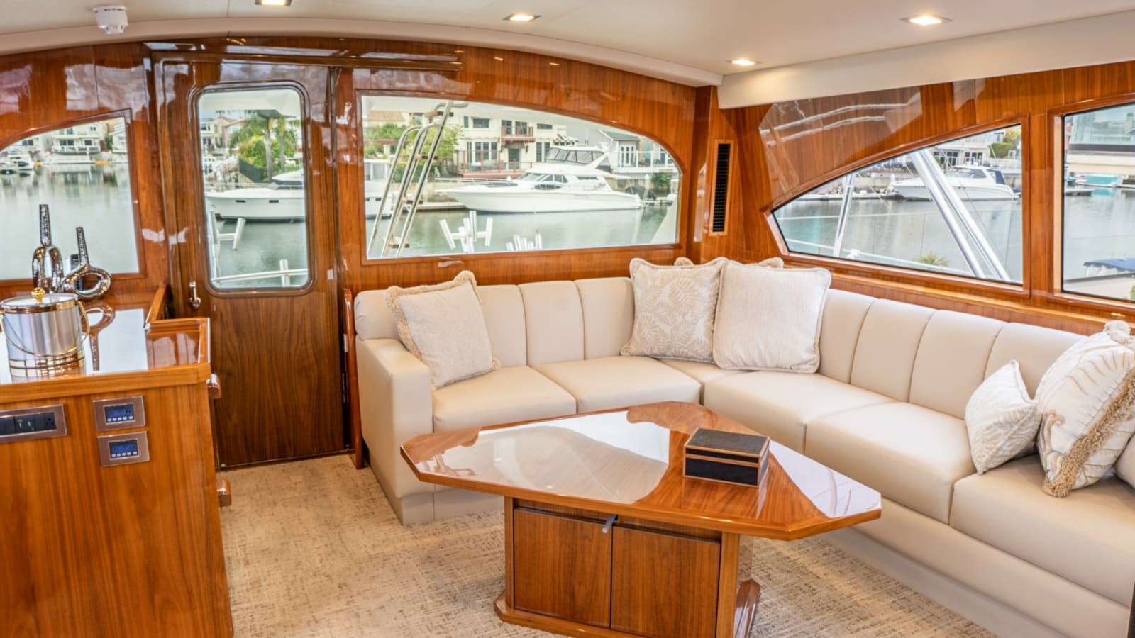 2020 Viking 92 Skybridge - Photo 49