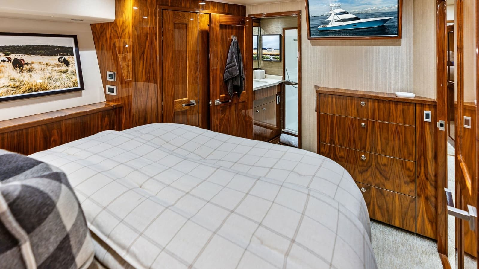 2017 Viking 80 Convertible - Photo 28