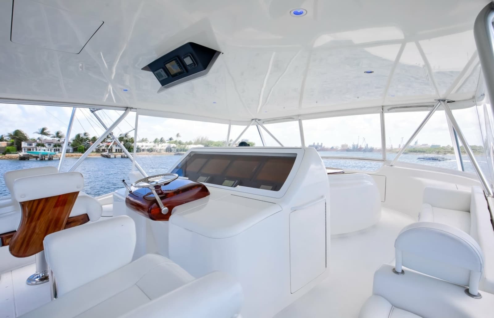 2010 Viking 82 Convertible - Photo 32