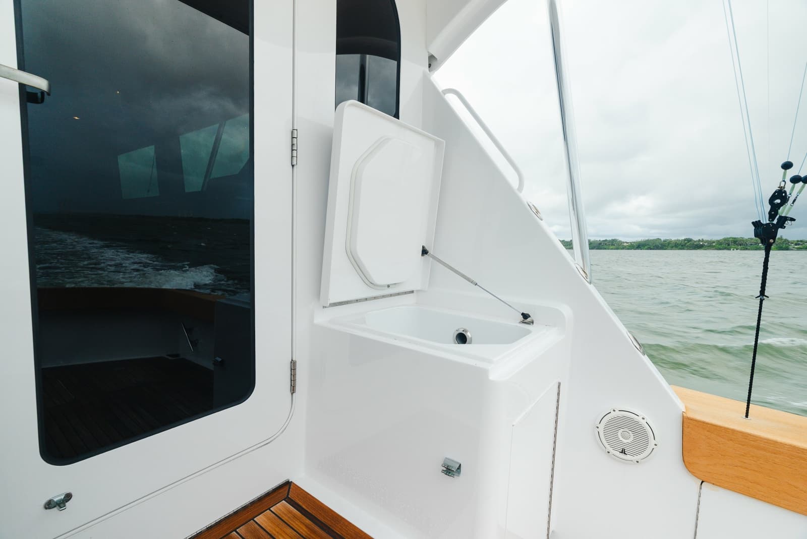 2005 Hatteras 60 Convertible - Photo 20
