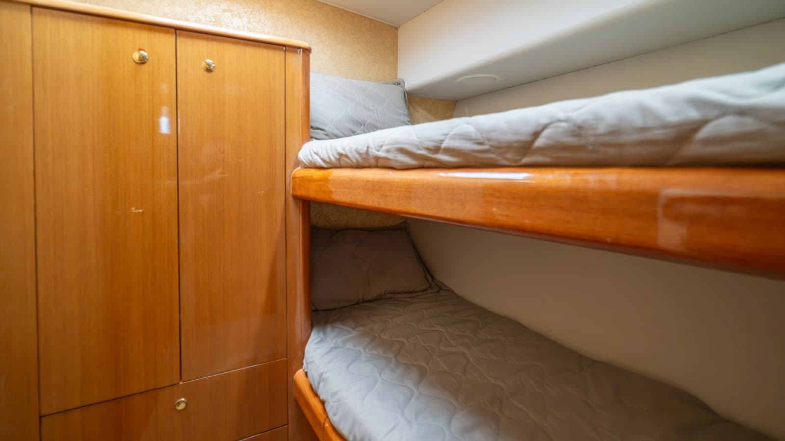 2002 Viking 61 Convertible - Photo 19