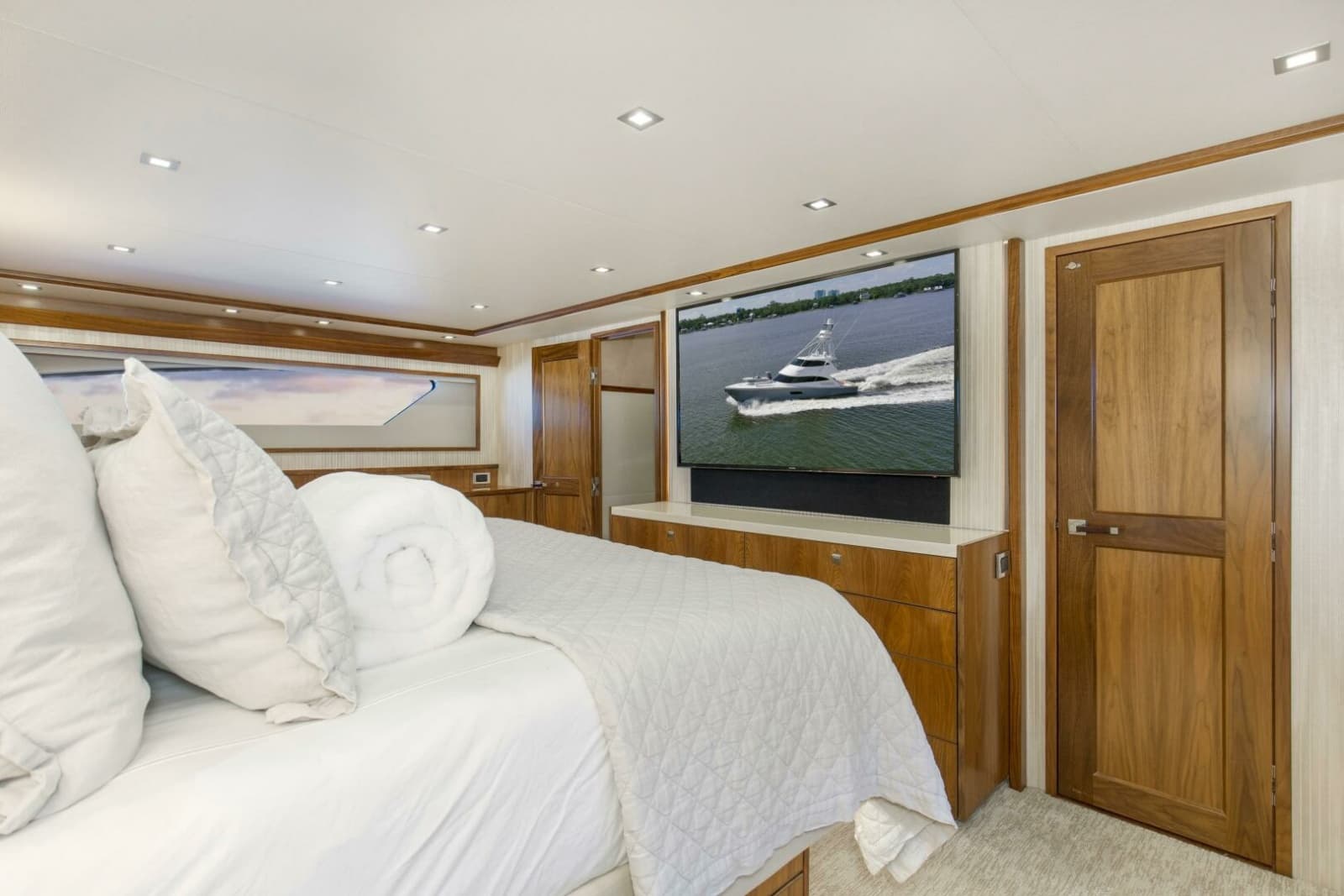 2016 Viking 92 Enclosed Bridge - Photo 23