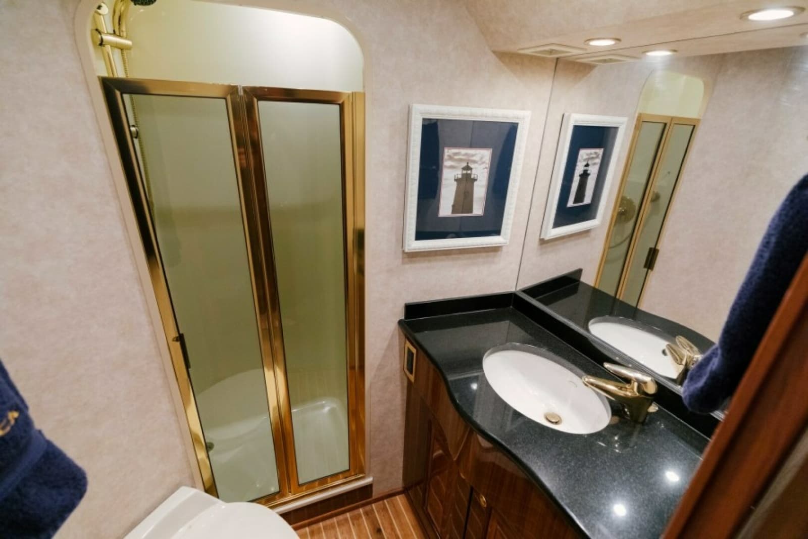 2006 Viking 74 Enclosed Bridge - Photo 17