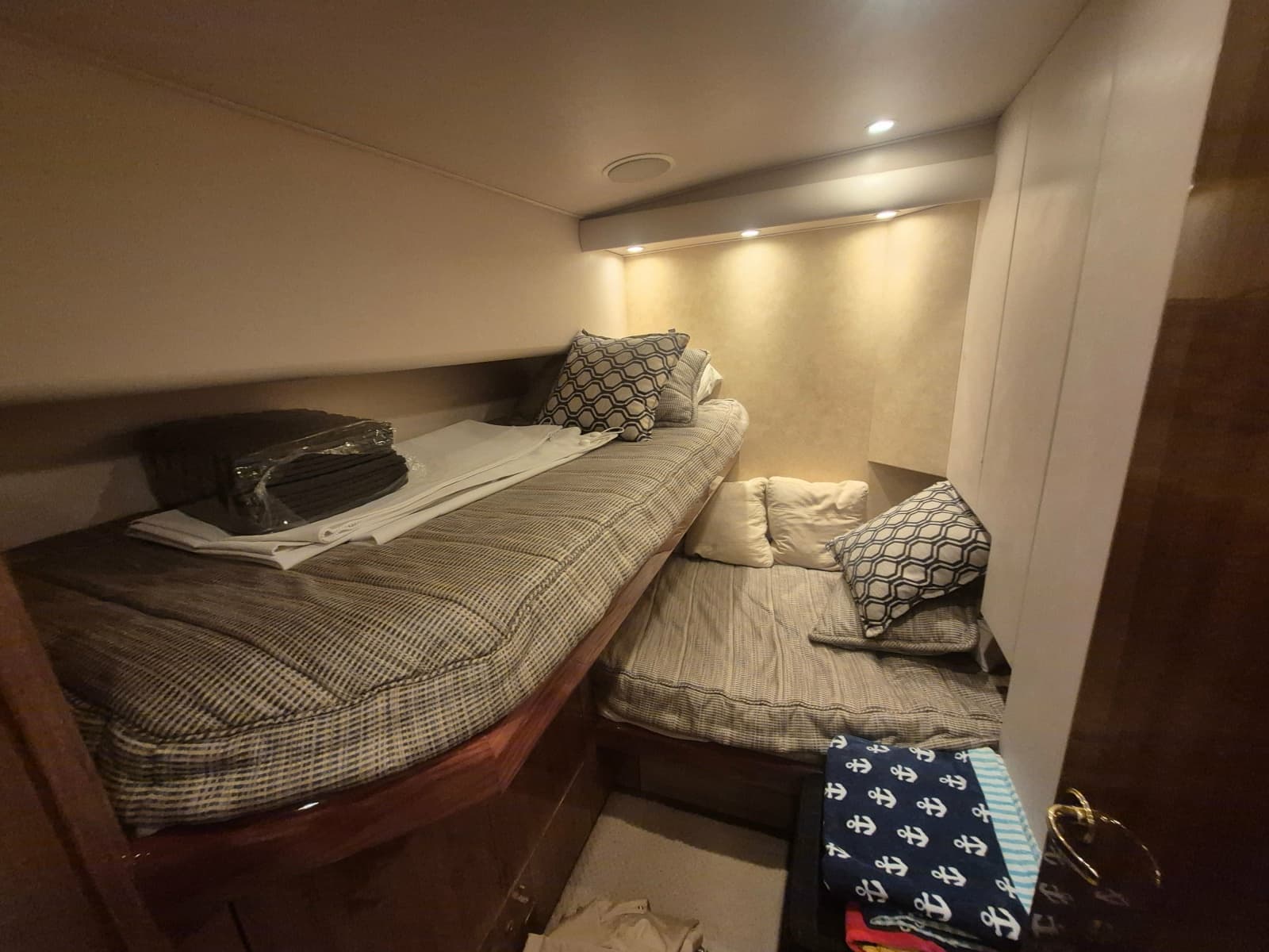 2006 Viking 56 Convertible - Photo 28