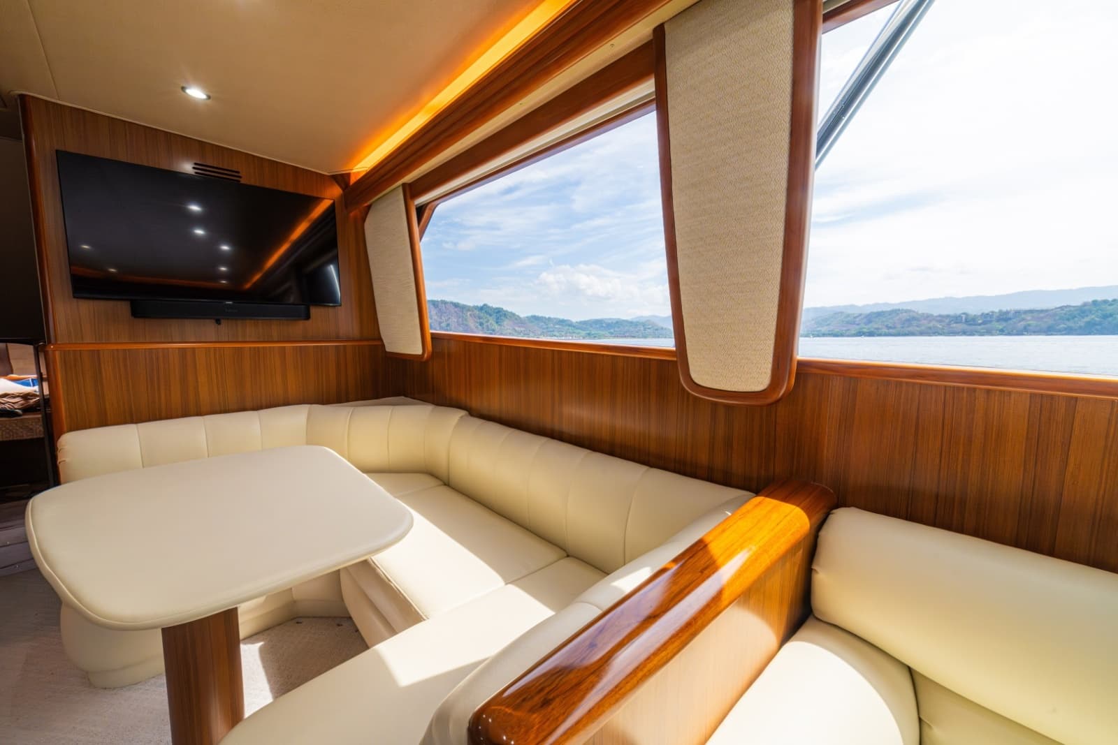 2012 Viking 60 Convertible - Photo 30