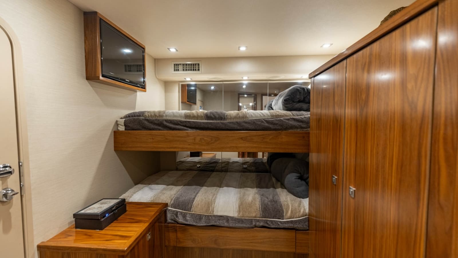 2018 Viking 72 Convertible - Photo 28