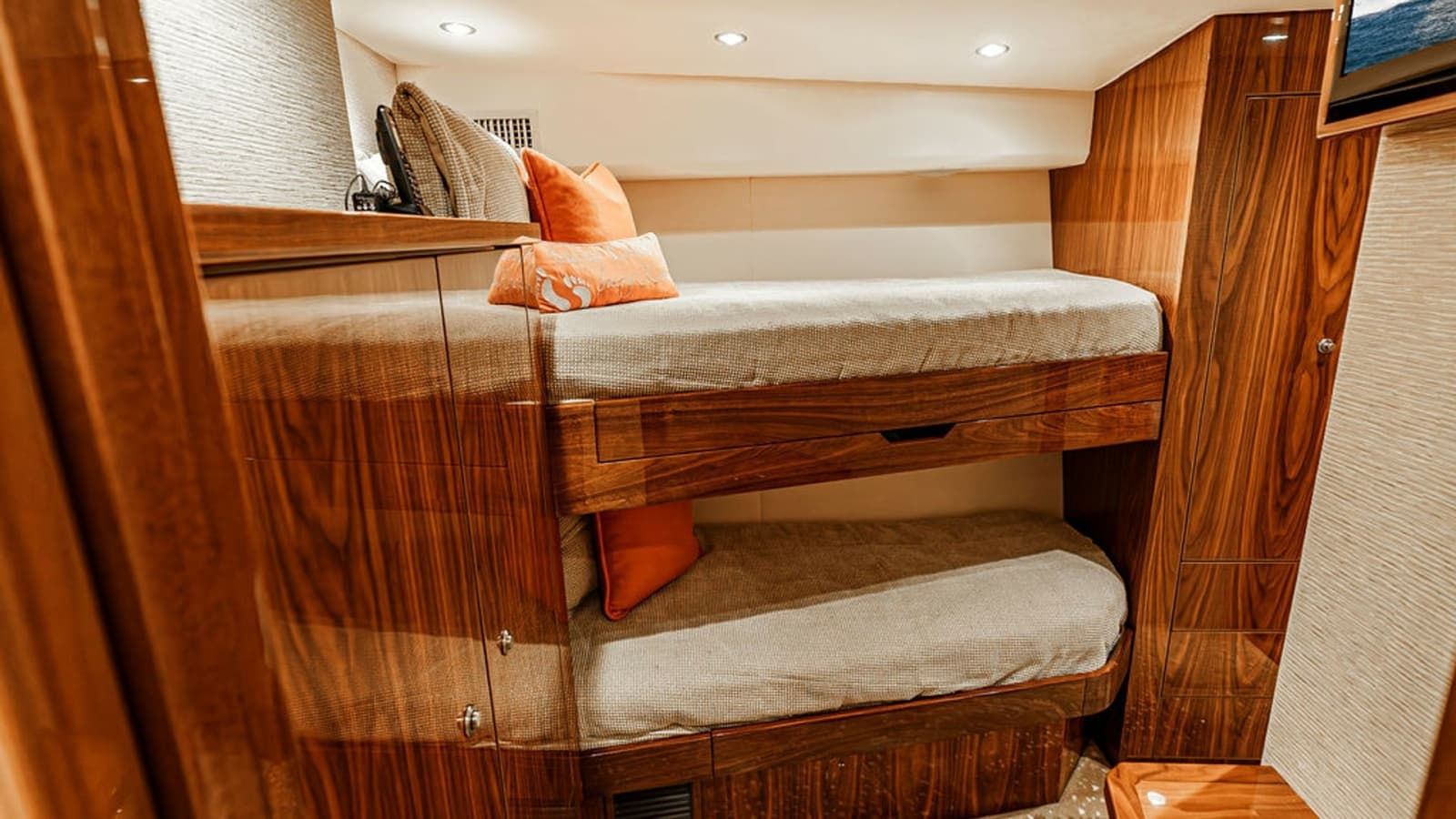 2019 Viking 80 Skybridge - Photo 33