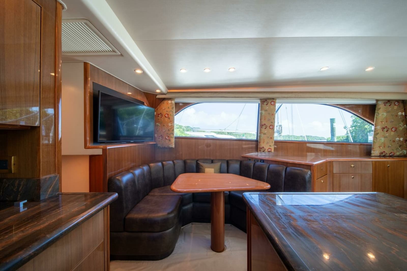 2006 Viking 52 Convertible - Photo 14