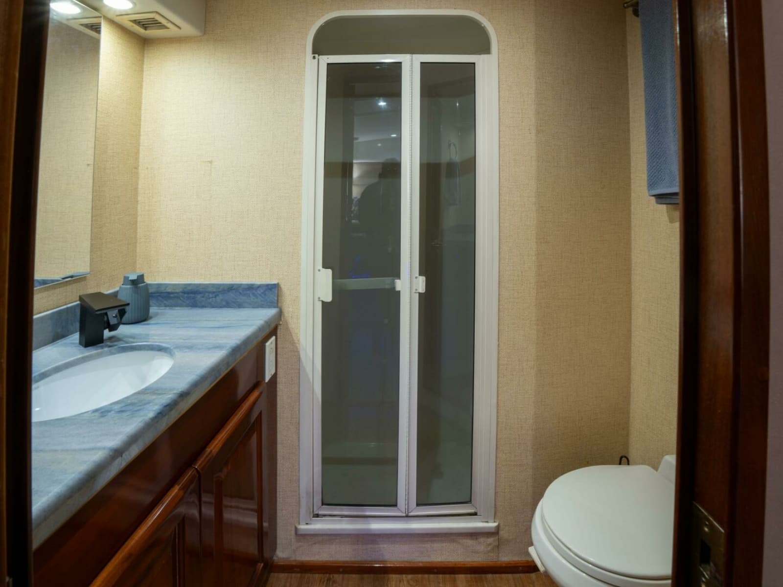 1998 Viking 58 Convertible - Photo 28