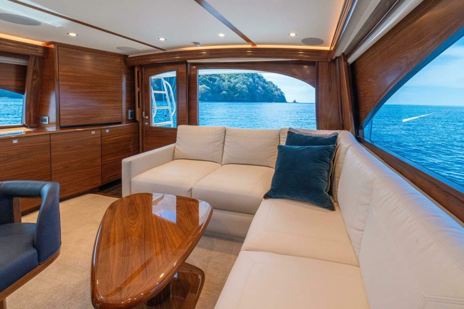 2025 Viking 58 Convertible - Photo 8