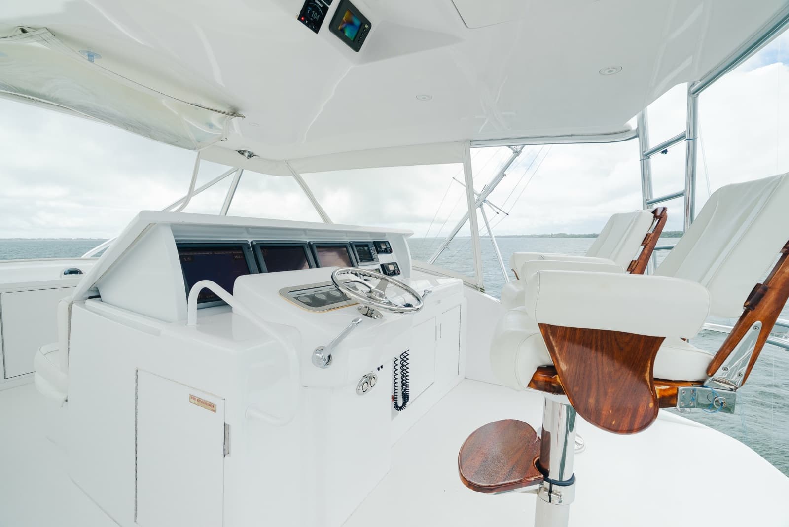 2005 Hatteras 60 Convertible - Photo 23