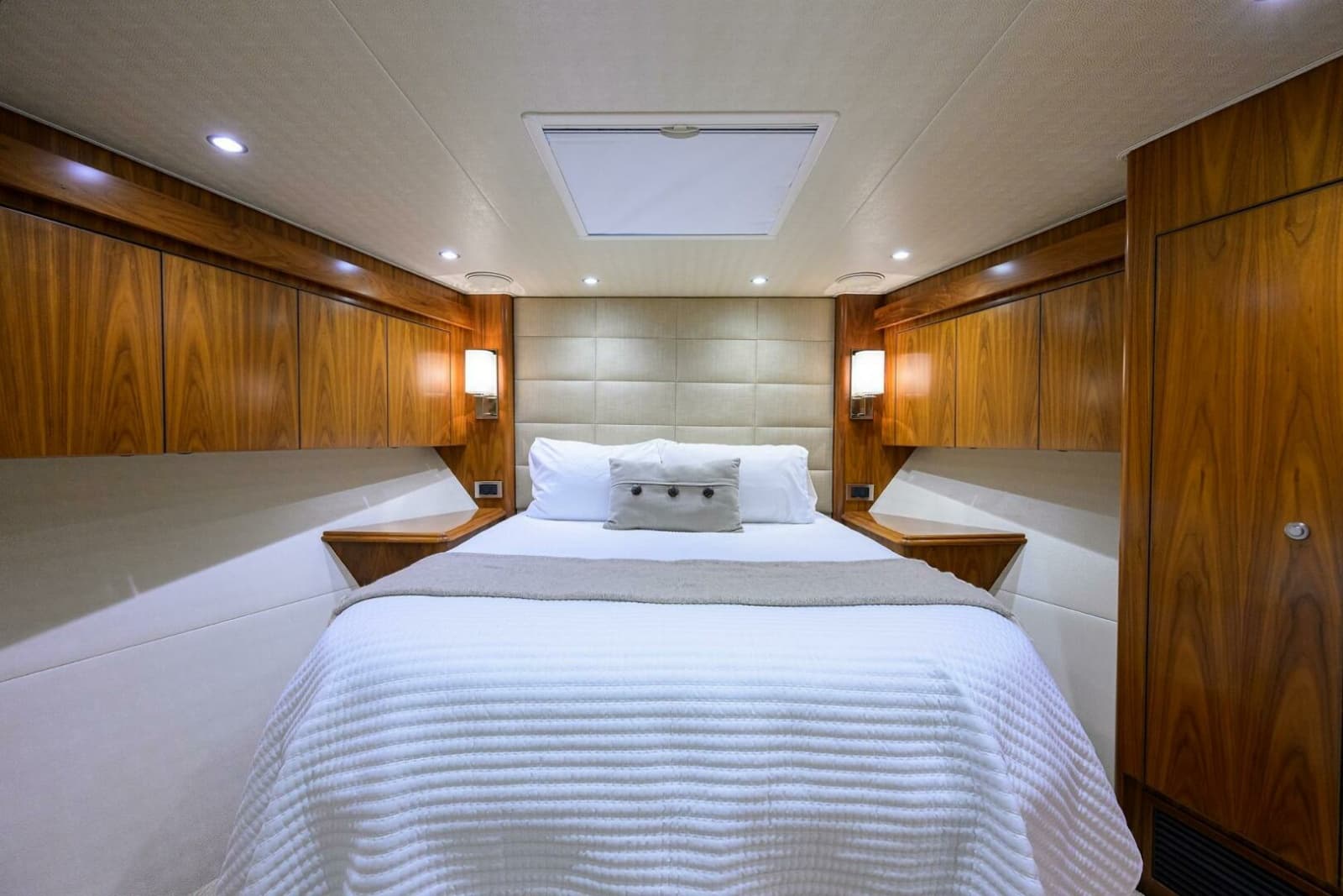2017 Viking 92 Enclosed Bridge - Photo 54