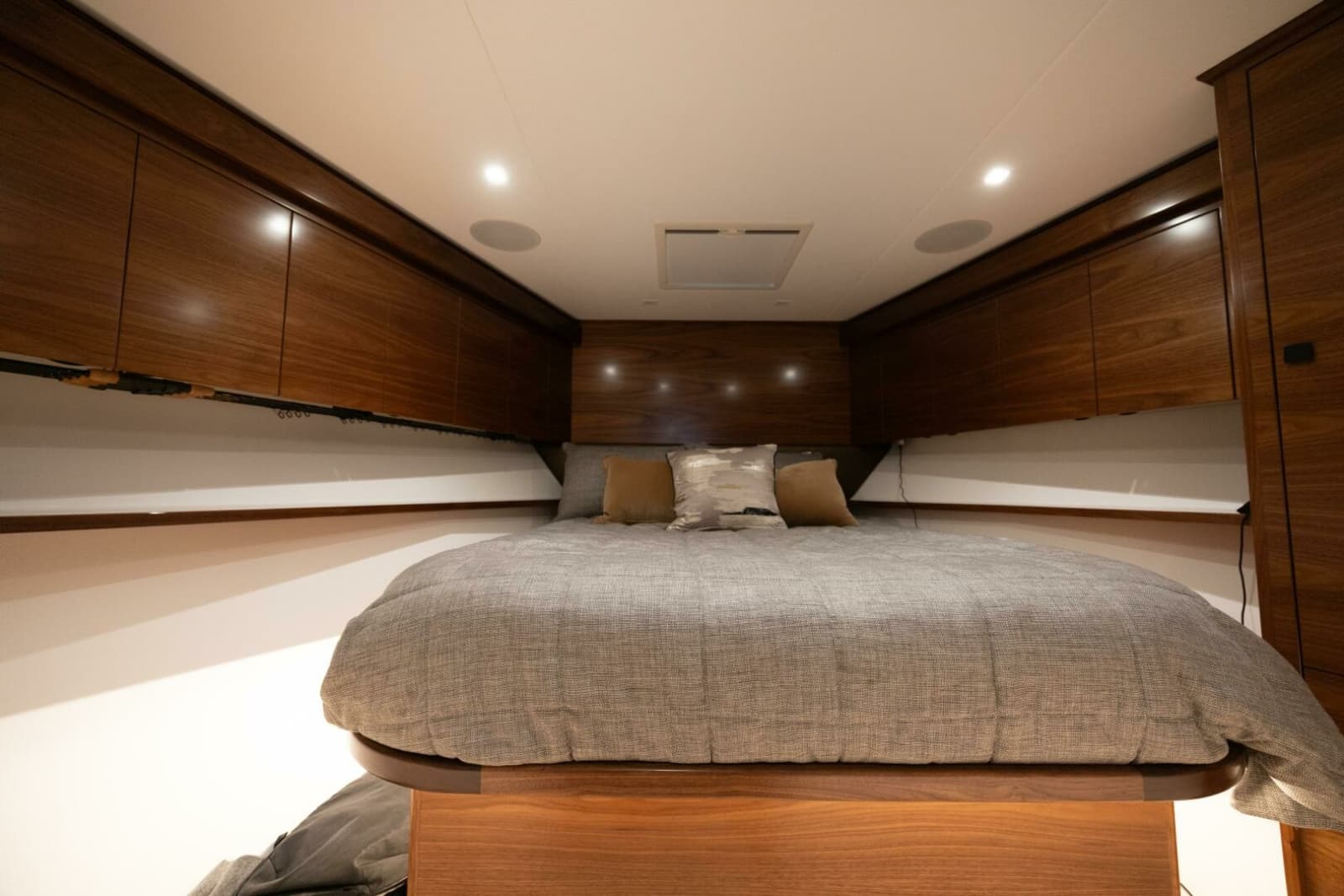 2025 Viking 82 Convertible - Photo 23