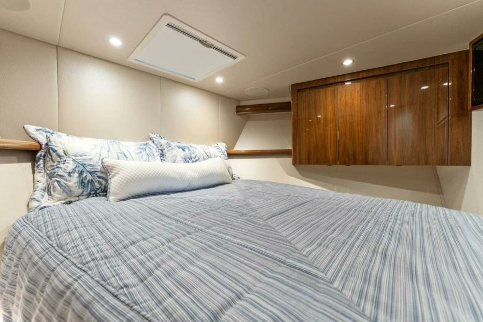2021 Viking 54 Convertible - Photo 8