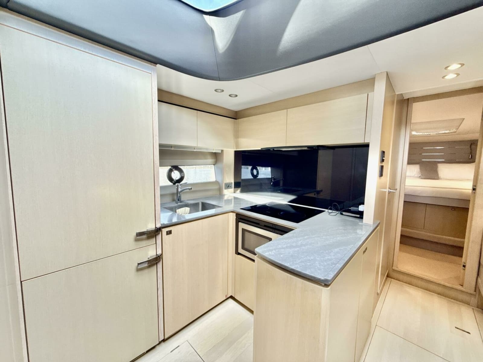 2017 Princess V58 - Photo 12