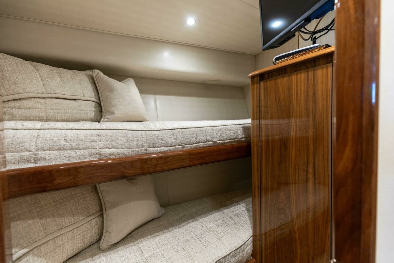 2018 Viking 62 Convertible - Photo 27
