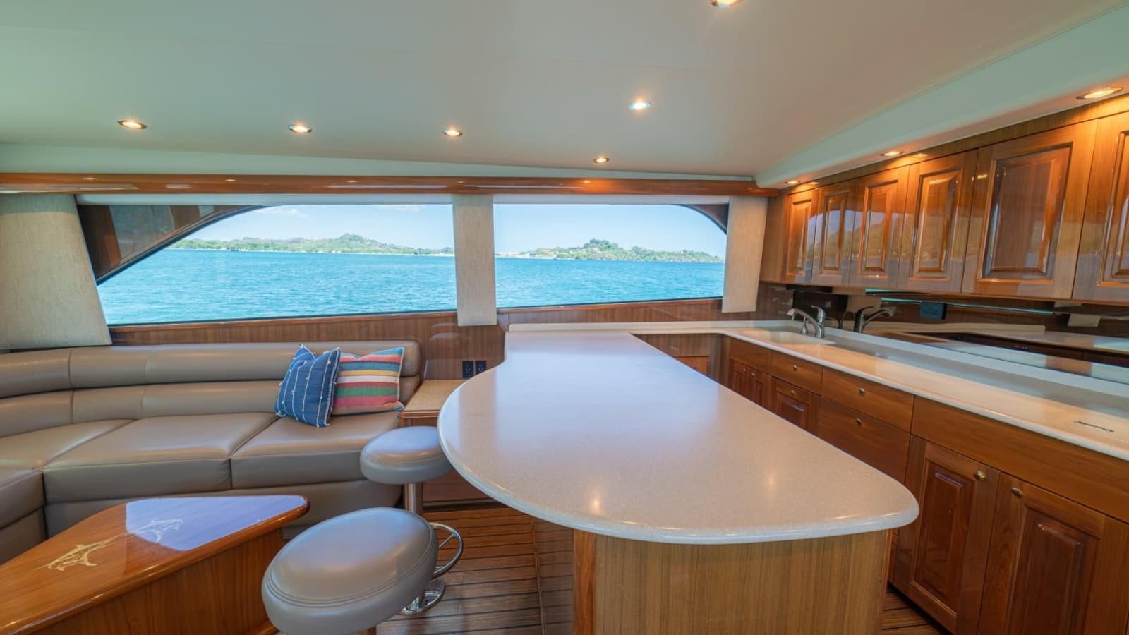 2005 Viking 61 Convertible - Photo 8