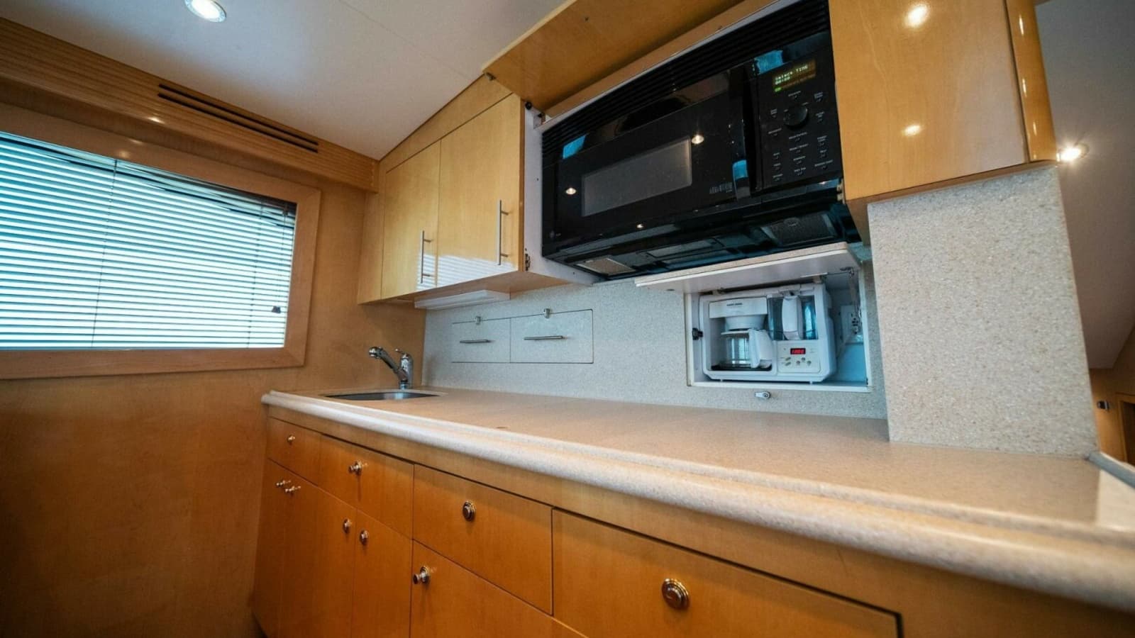 2003 Hatteras 54 Convertible - Photo 11