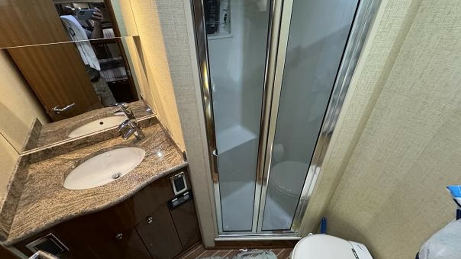 2007 Viking 74 Enclosed Bridge - Photo 17