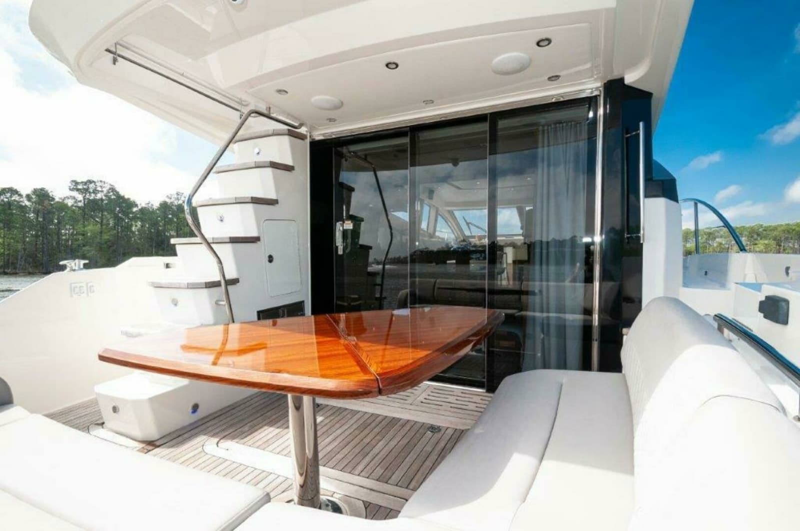 2018 Sea Ray L550 Flybridge - Photo 3