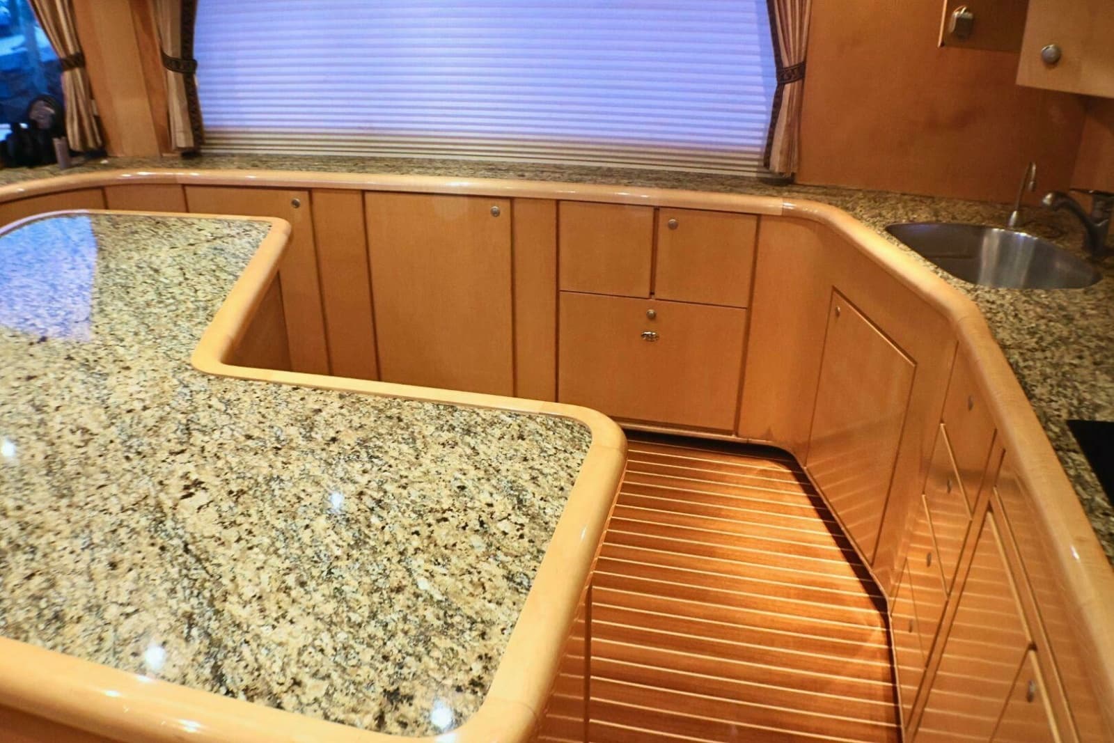 2001 Donzi 73 Sport Yacht - Photo 14