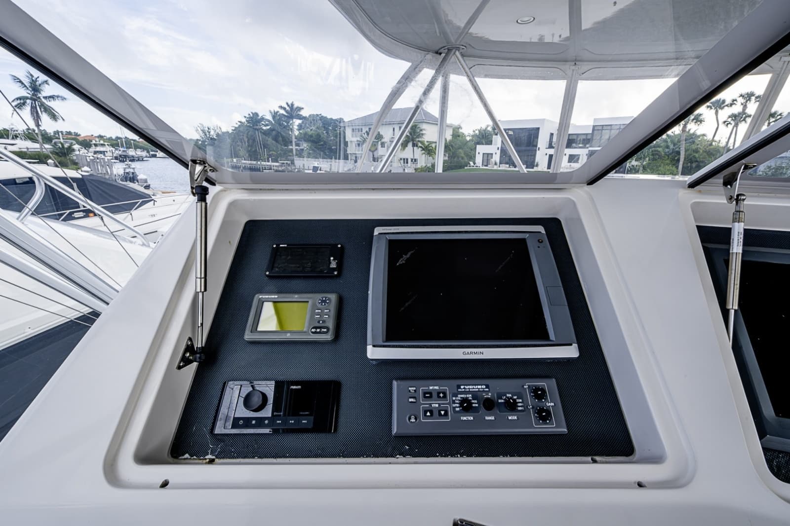 2007 Viking 64 Convertible - Photo 35