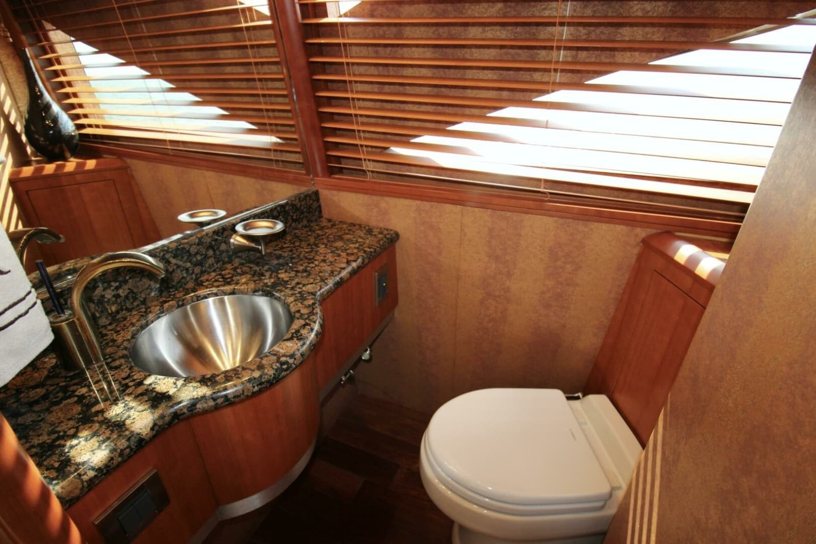 2007 Lazzara Yachts 74 Motor Yacht - Photo 67