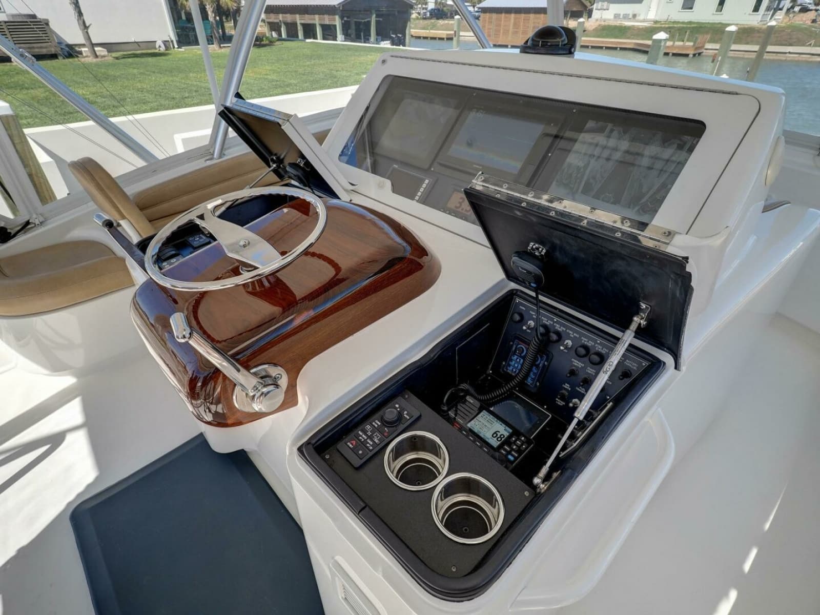 2017 Viking 52 Convertible - Photo 26