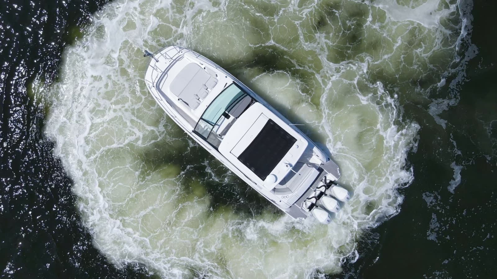 2022 Sea Ray 320 Sundancer OB - Photo 54