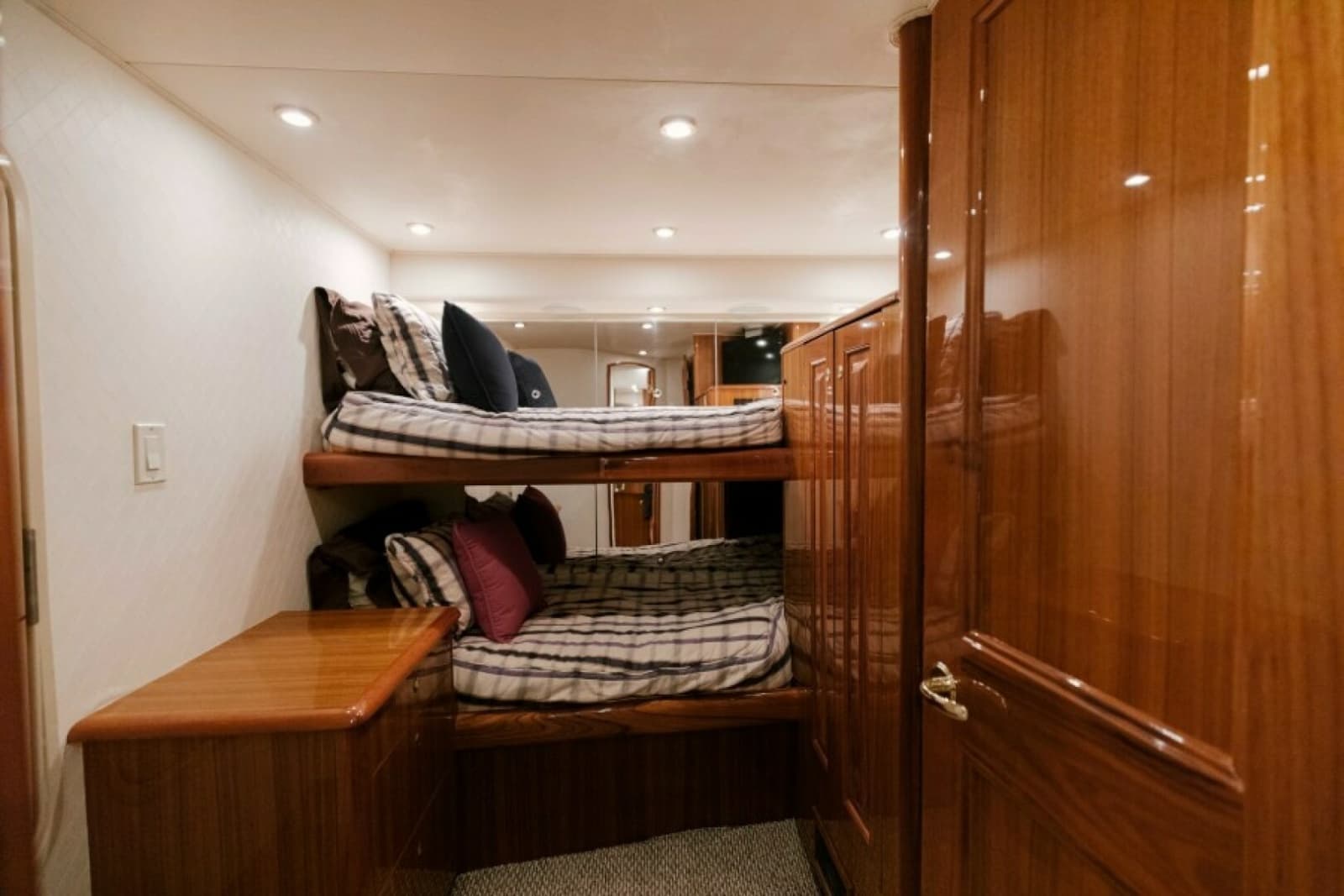 2006 Viking 74 Enclosed Bridge - Photo 33