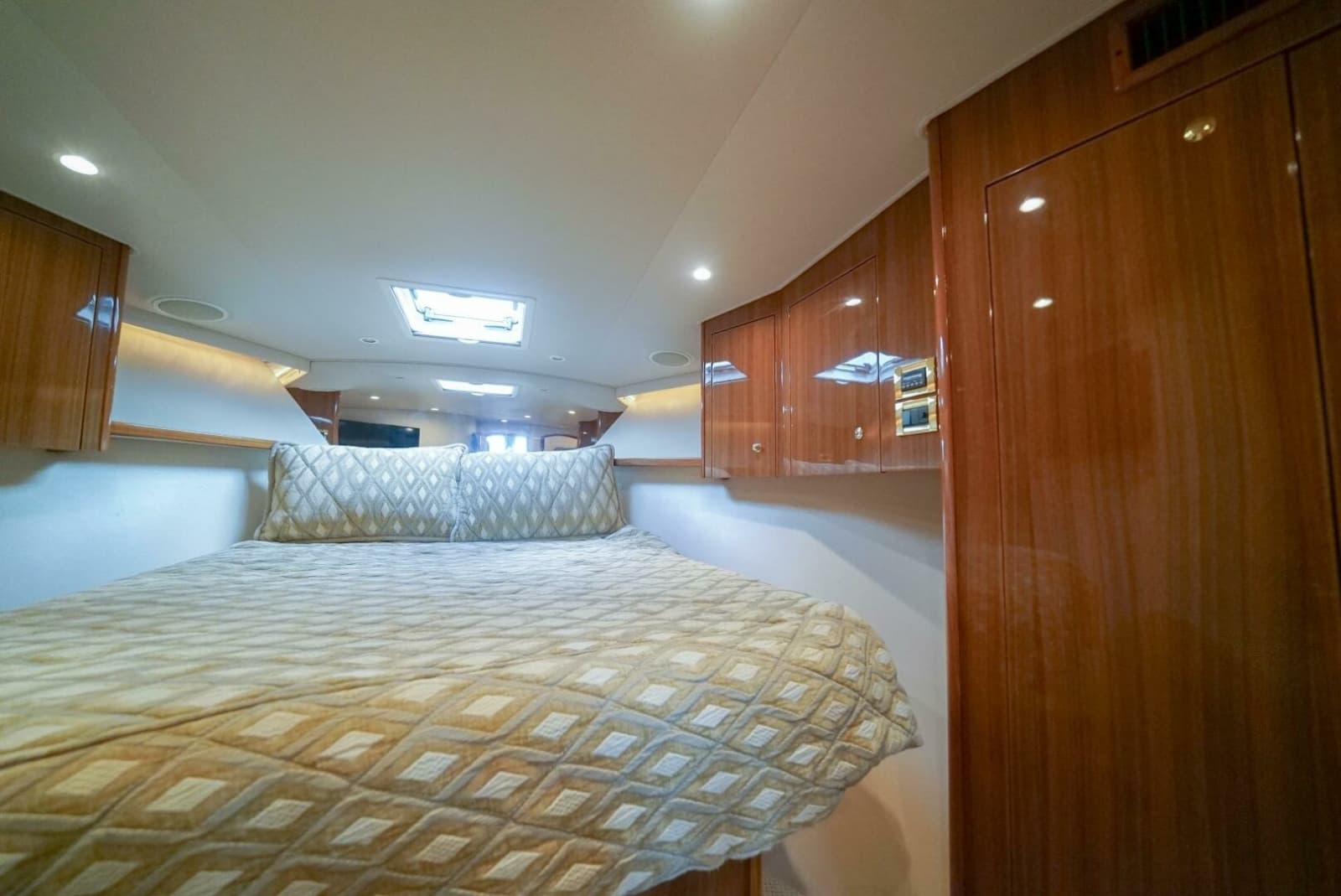 2007 Viking 45 Convertible - Photo 12