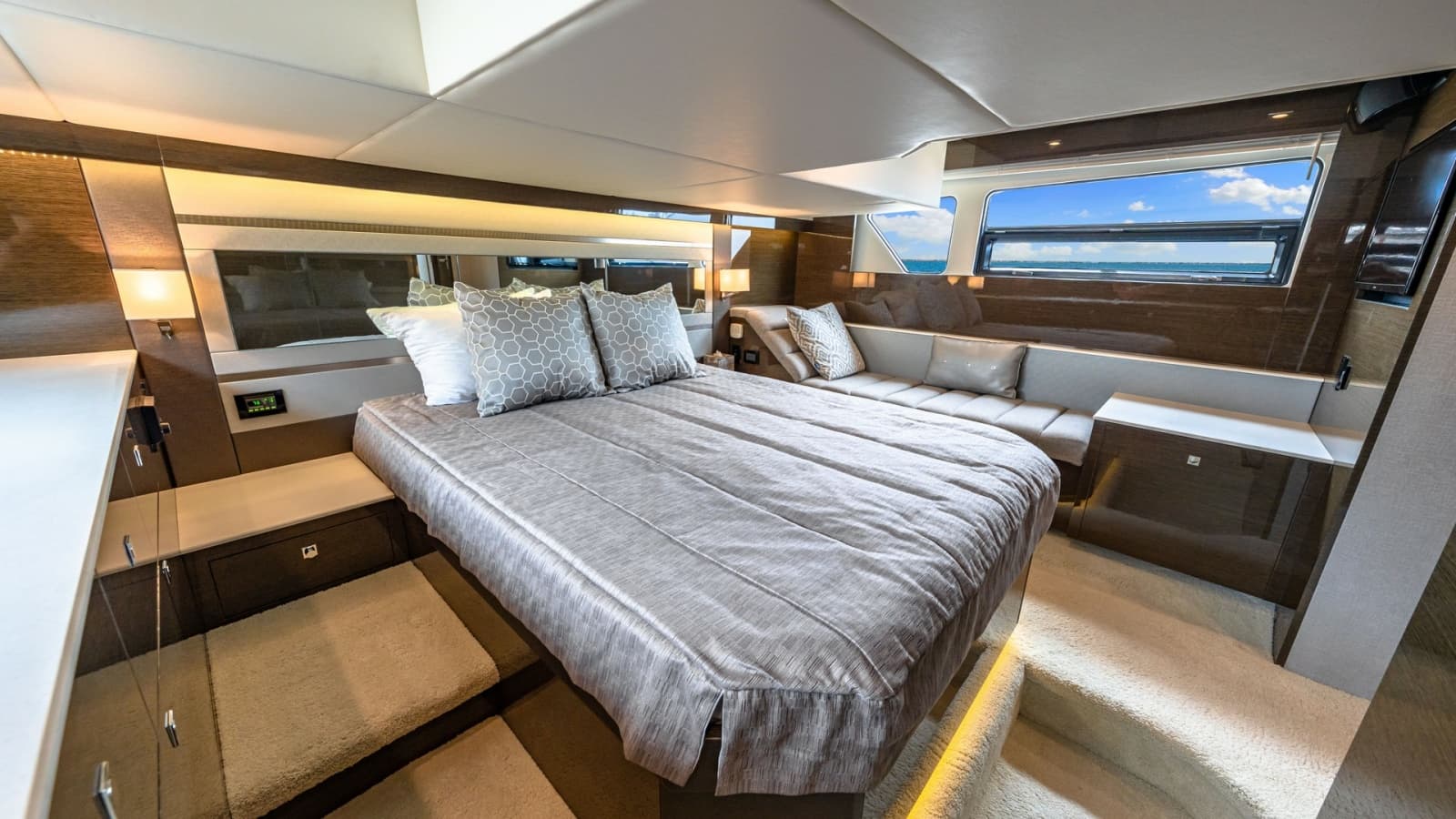 2019 Cruisers Yachts Cantius 46 - Photo 19