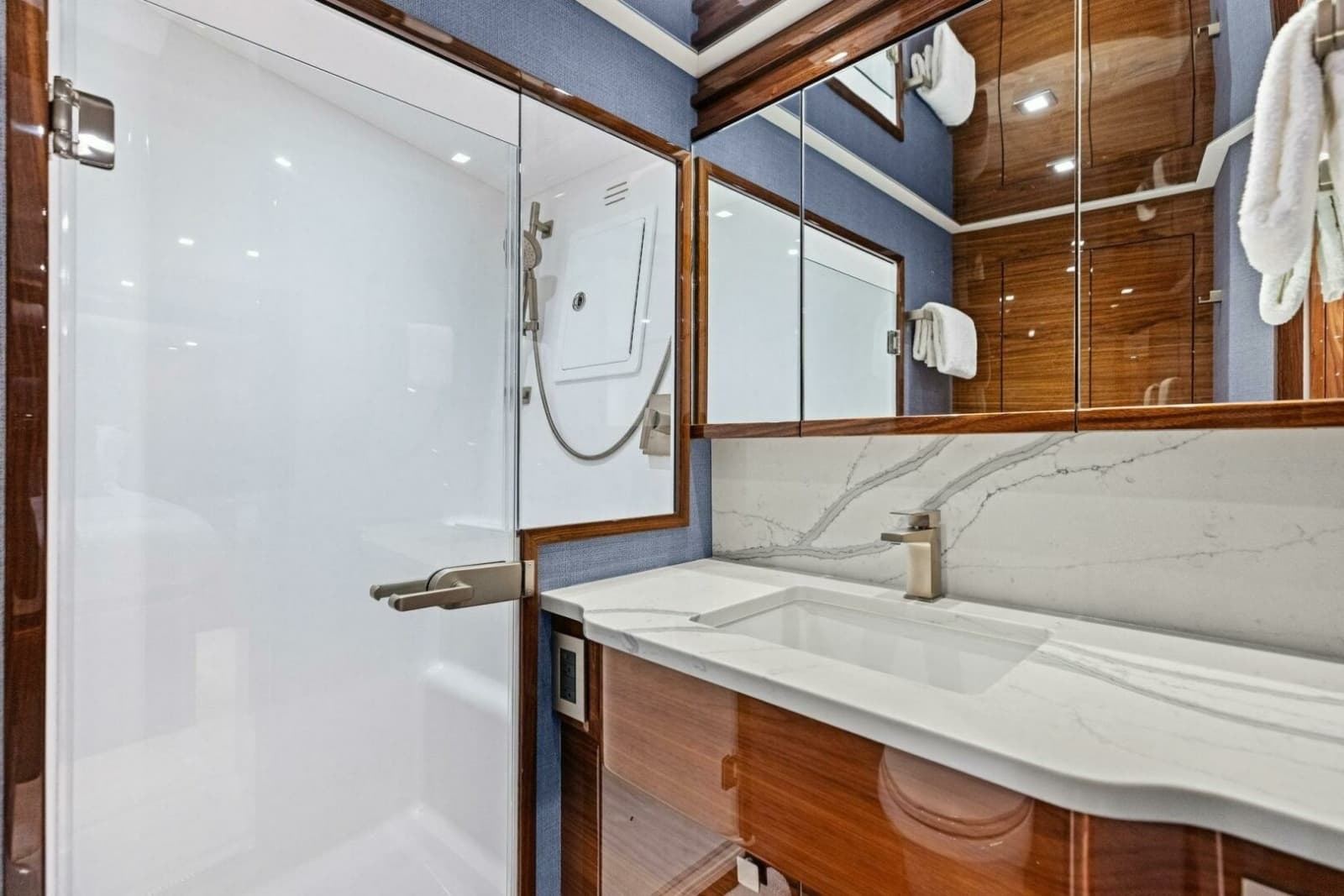 2026 Viking 82 Convertible - Photo 121