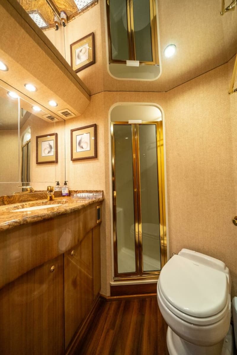 2006 Viking 68 Convertible - Photo 39