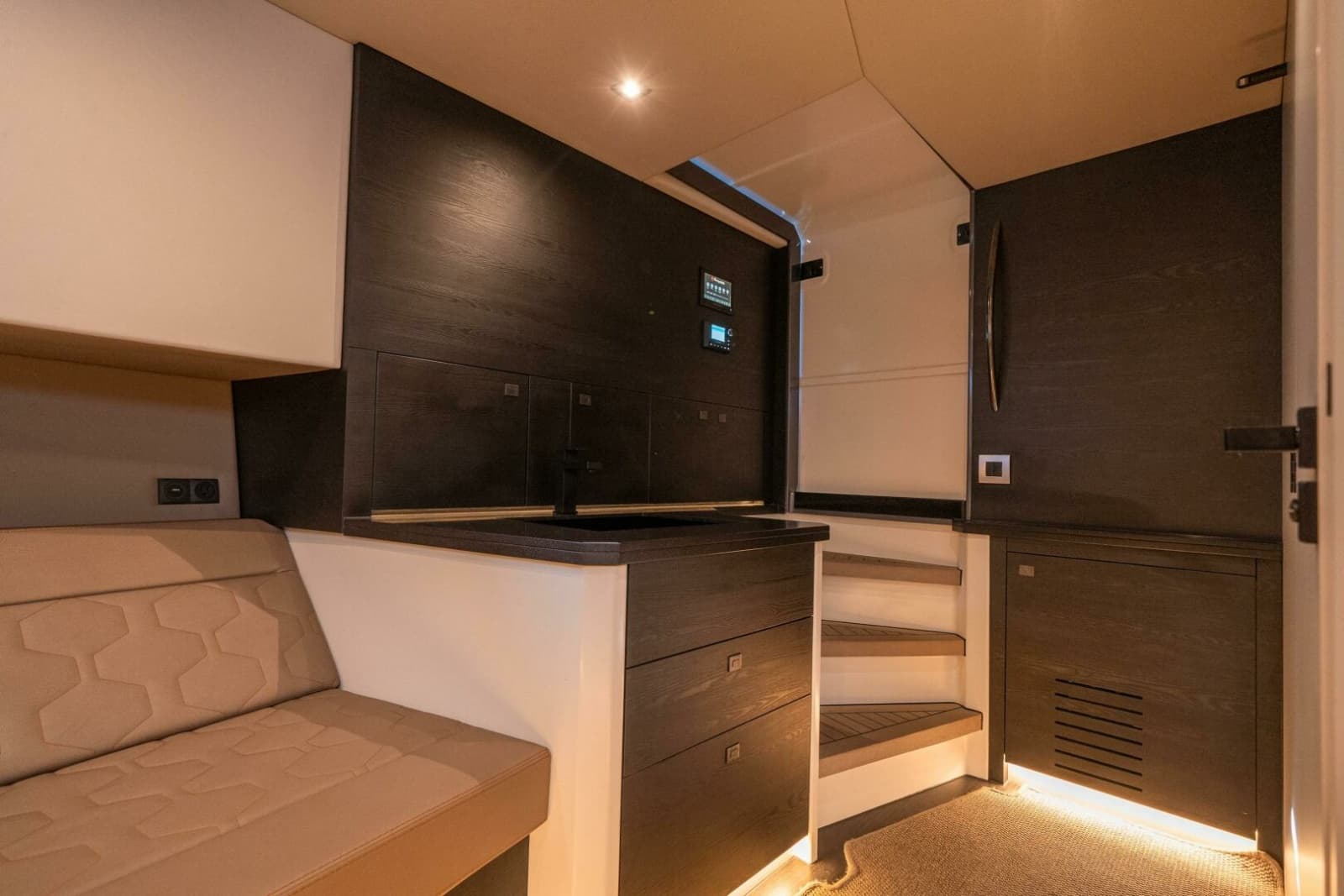 2022 Vanquish Yachts VQ45 - Photo 29