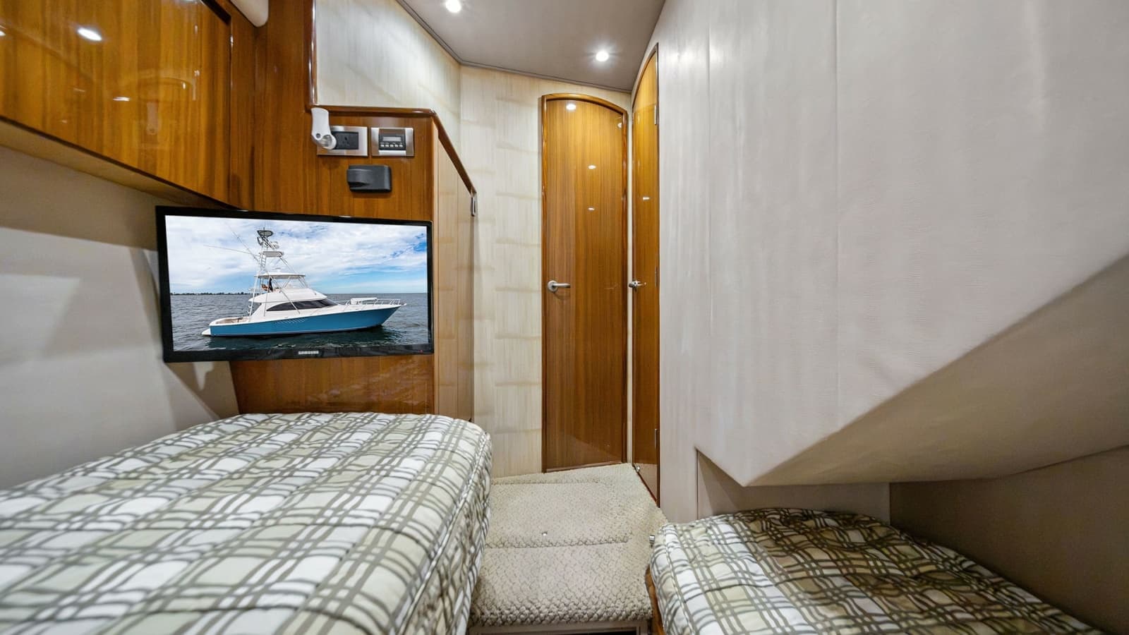 2013 Viking 55 Convertible - Photo 30