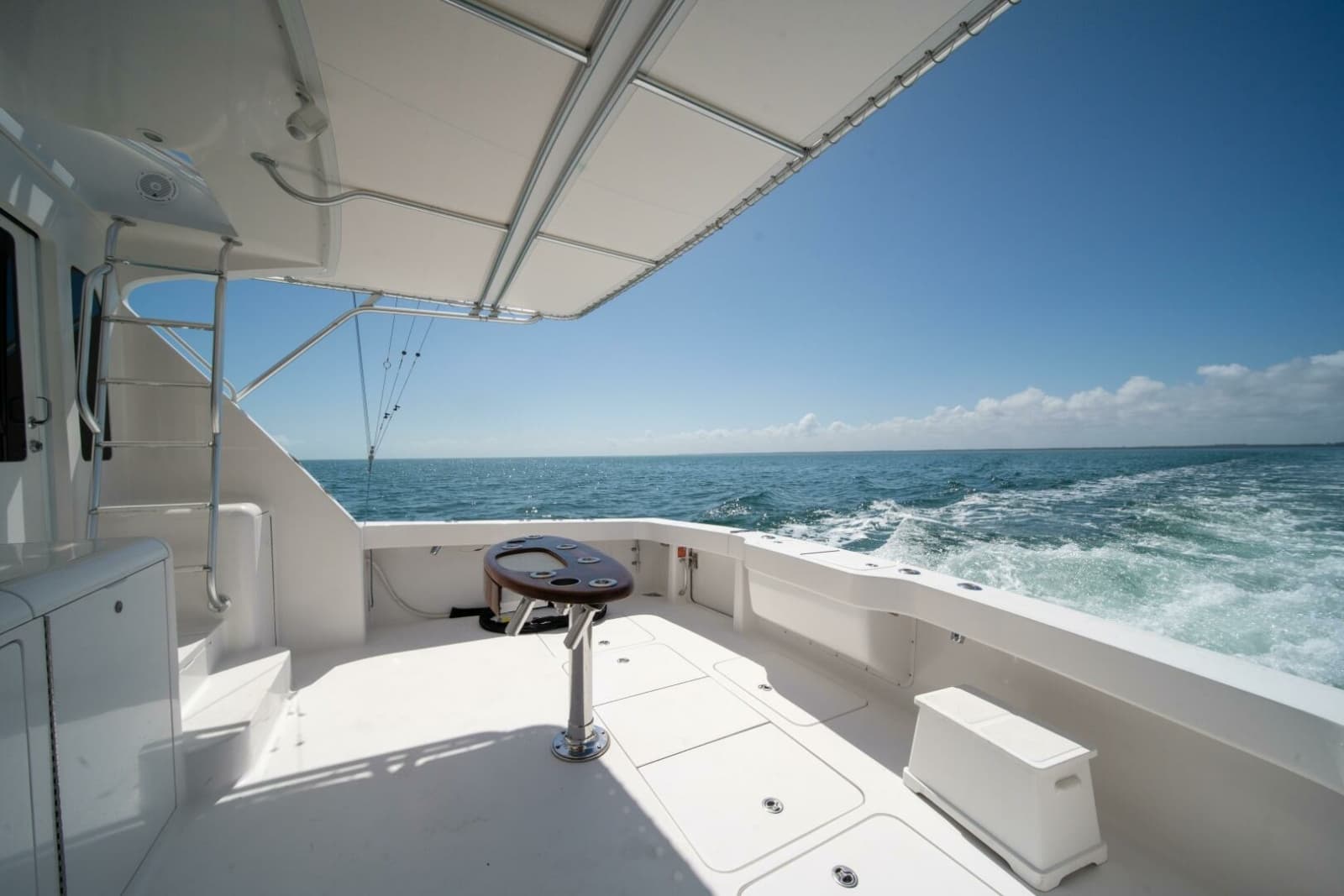 2006 Viking 52 Convertible - Photo 6