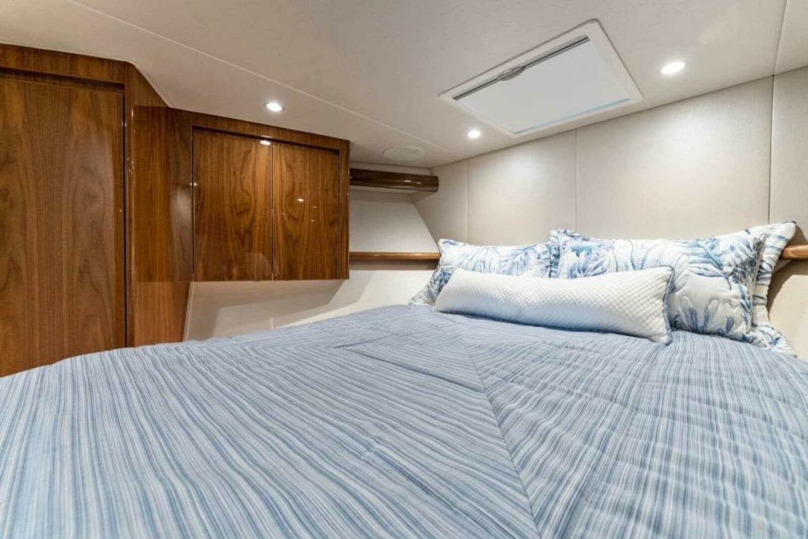 2021 Viking 54 Convertible - Photo 7
