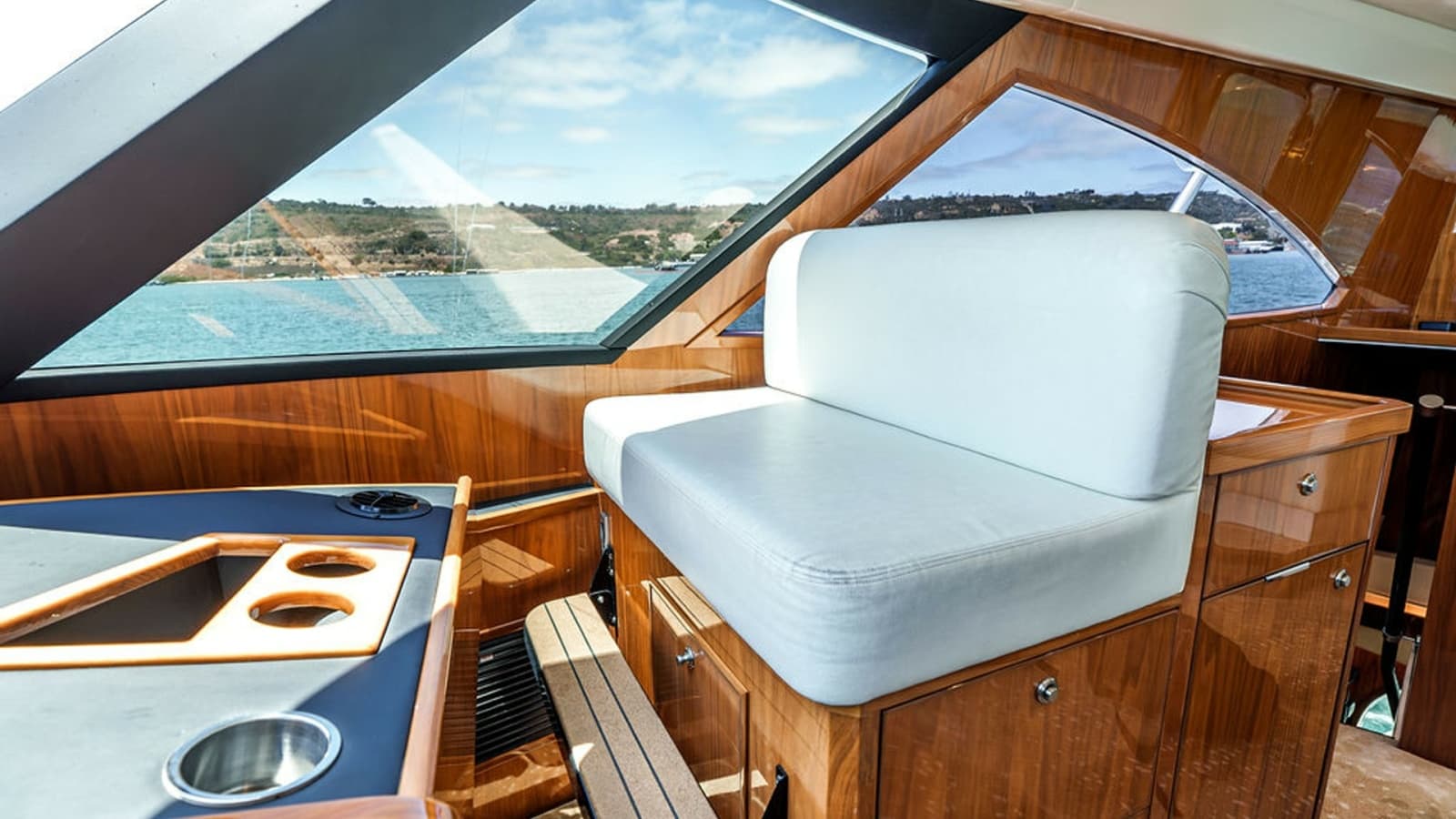 2019 Viking 80 Skybridge - Photo 51