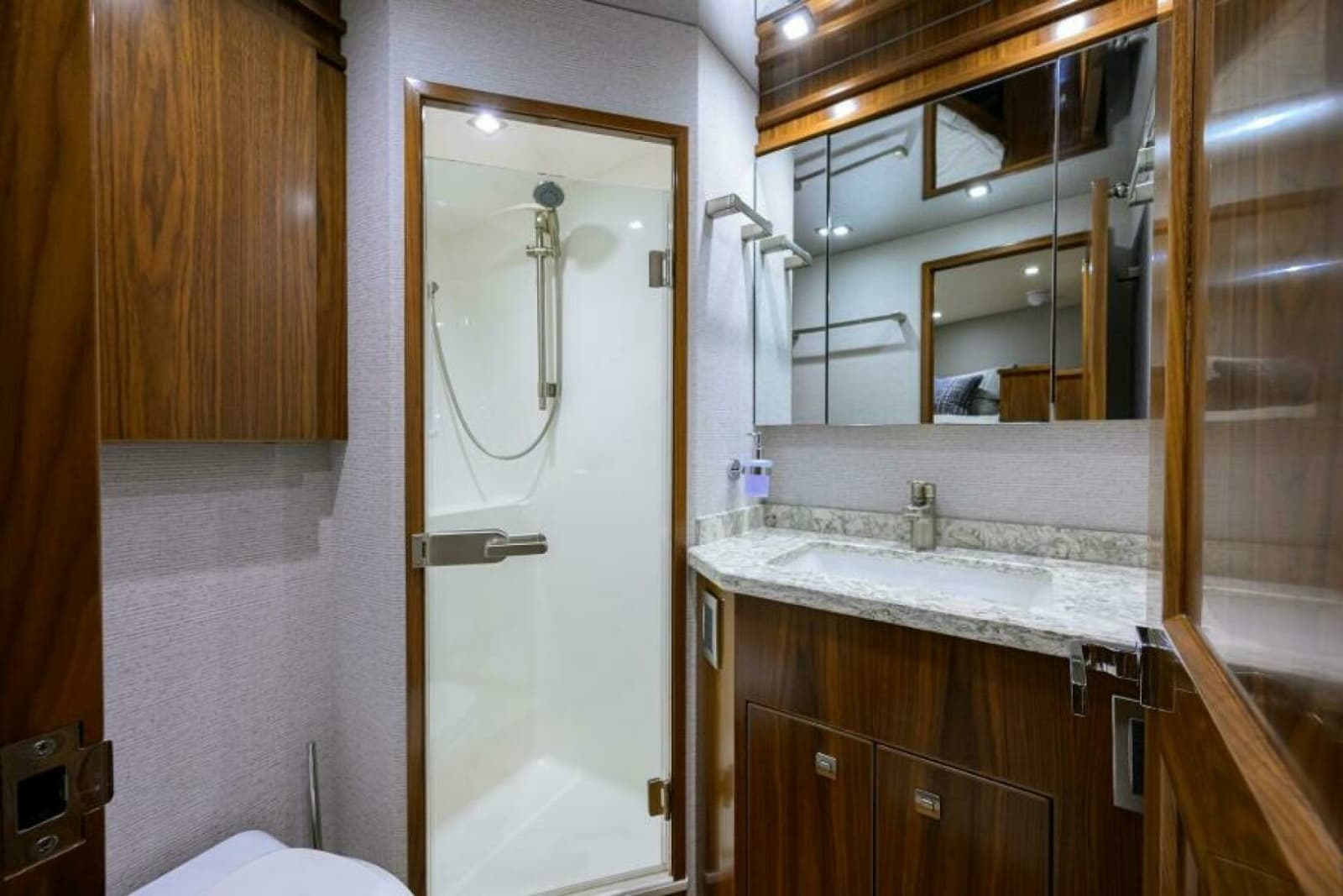 2019 Viking 80 Convertible - Photo 22