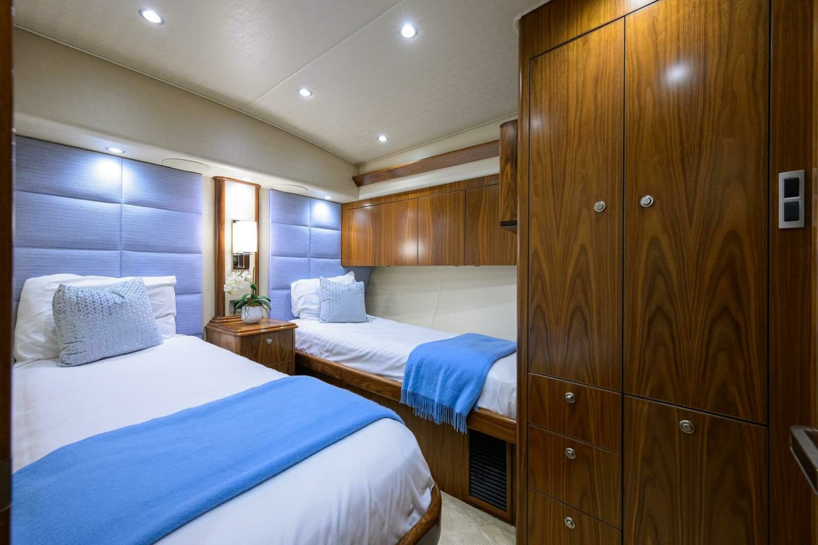 2017 Viking 92 Enclosed Bridge - Photo 66