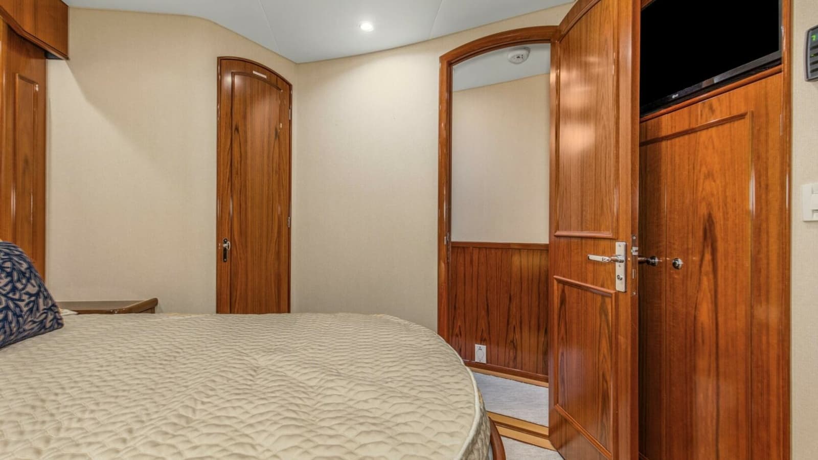2005 Whiticar 76 Enclosed Bridge - Photo 25