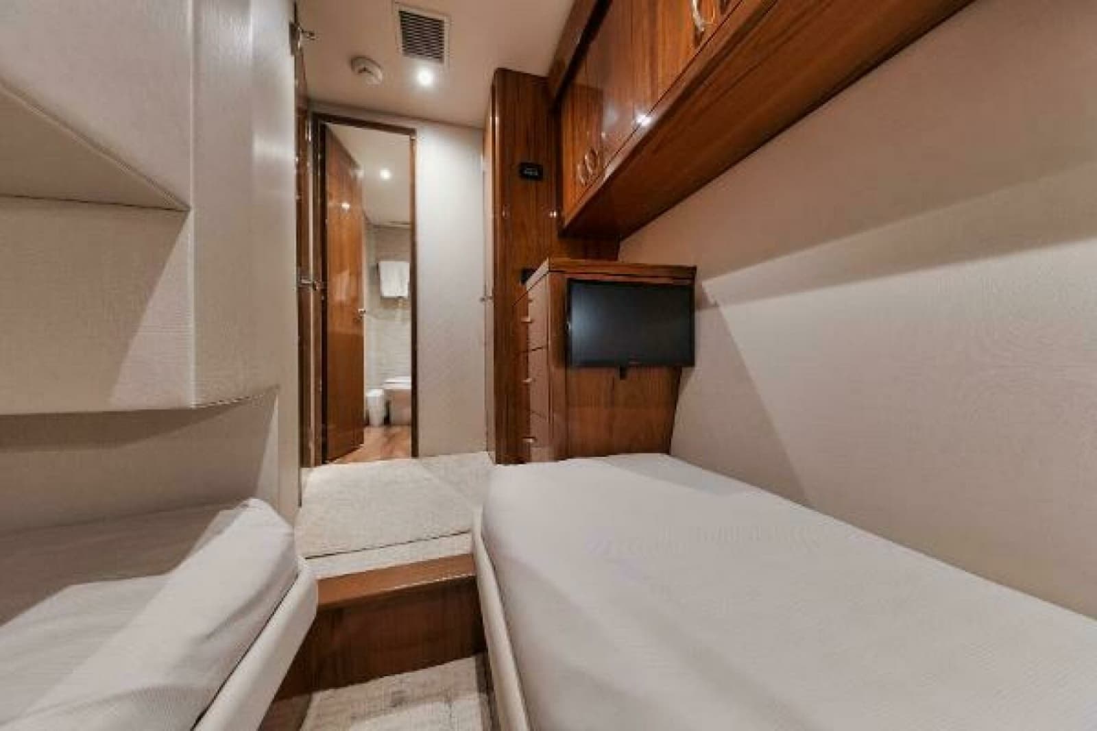 2018 Hatteras GT54 - Photo 27