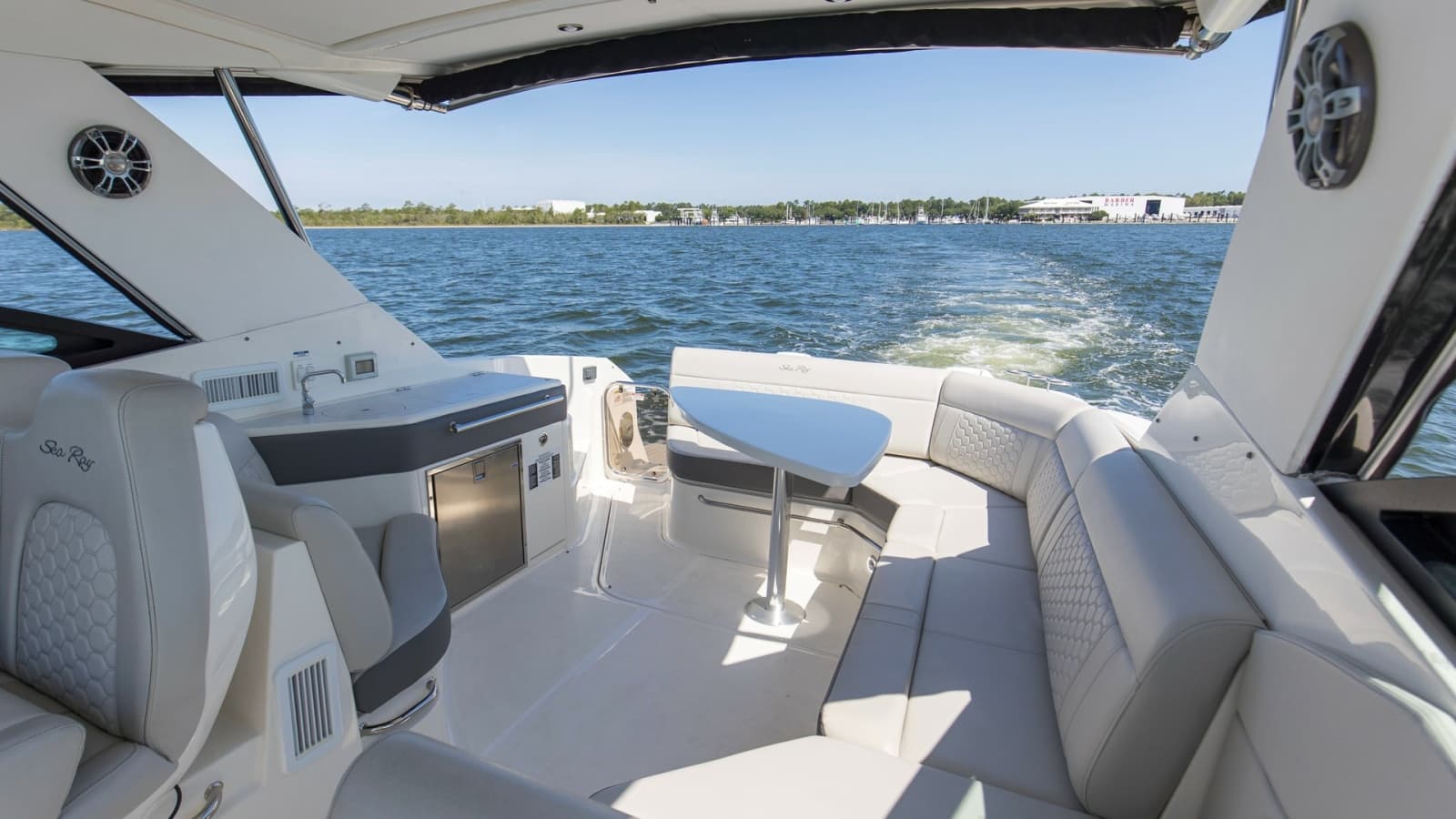 2022 Sea Ray 320 Sundancer OB - Photo 4